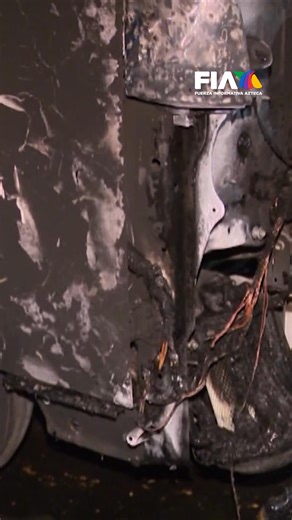 🔥 Camioneta de transporte público incendiada en Tlalpan; investigan posible extorsión La madrugada de este 11 de noviembre, una camioneta de pasaje quedó en cenizas en la calle Kennedy, colonia Isidro Fabela, luego de que un hombre rociara gasolina y la incendiara mientras el conductor dormía; por la hora no se reportaron lesionados. Vecinos relatan que han recibido amenazas de un grupo de presuntos extorsionadores que opera en la zona y temen que el ataque sea un mensaje para quienes se niegan