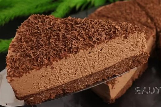 15 minuta posla, mnogo slasnih zalogaja: Ovaj čokoladni čizkejk s kremastim filom je spas na 30  stepeni