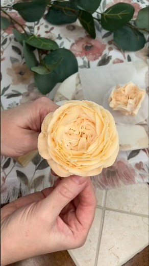 Claire Austin English Roses in buttercream. Mini piping tutorial. #buttercreamflowers