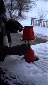 U zimskim danima smrznuta stakla na automobilu su redovna pojava, ali vrela voda nikada nije rešenje! Postoji lakši, bolji i sigurniji način. ❄️ Jedno lagano prskanje sprejem za odmrzavanje i led nestaje u par sekundi! 💦 Bez rizika i improvizacije - Dunlop sprej za odmrzavanje čisti šoferšajbnu od leda i snijega. Potražite u Okov centrima i na webshop-u okov.me | Okov