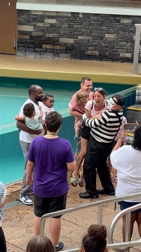 Everybody had their baby? Tom the mime Seaworld Orlando #seaworldmime #funny #fun #viral #comedy