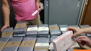 Πειραιάς: Έπιασαν κοντέινερ με 42 κιλά κοκαΐνης μέσα σε φορτίο με μπανάνες