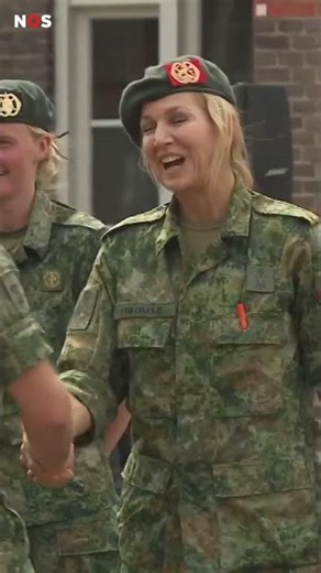 Koningin krijgt baret bij opleiding tot reservist