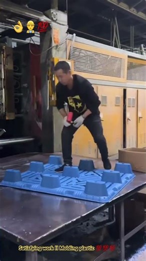 Modern Machine 💥….. Molding giant plastic pallets