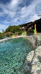 Piscina maravilhosa de pedra em meio a natureza | Cris Oliveira