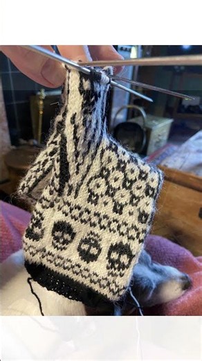 Deathflake Mittens #knitting #knittingpatterns #craft #yarn #knittersofravelry #drops #alpaca