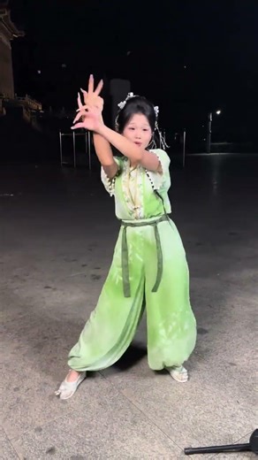 Finger Dance to Waiting a Thousand Years for This One Encounter Fengbao's Legendary Song