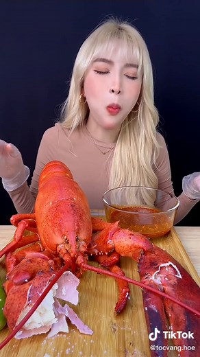 Mukbang Tôm Hùm: Ưu Đãi Đặc Biệt từ Tóc Vàng Hòe