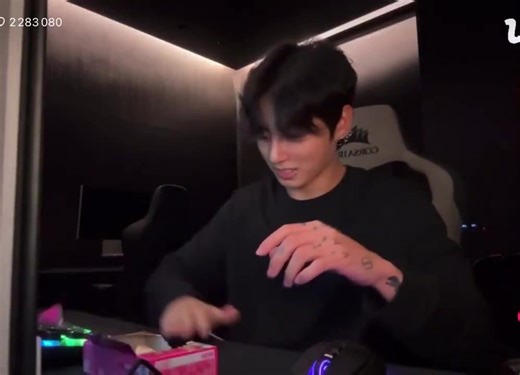 4.6K views · 340 reactions | Jungkook es tan lindo que intentó encontrar su nombre escrito en las galletas kancho pero aún no pudo encontrarlo  : No hay ninguno. Mi nombre tampoco estaba allí hoy. Estoy revelando una (caja) todos los días, pero no hay ninguna. Entonces debería comérmelo. cr: sakinayoongi #favi_vkook | Taekookland | Facebook