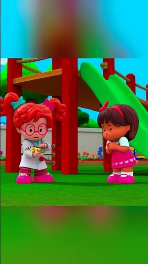 Mia Meets an Icky Lizard! 🦎 | Little People Shorts