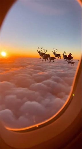 Airplane Passengers Capture “Santa Claus” Flying Through the Clouds #santaclaus #christmas #funny