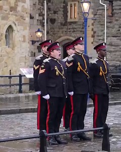 The heavens opened for today's gun salute ☔️ Watch the HAC Regiment - Honourable Artillery Company fire a 62-round gun salute at the Tower of London for His Majesty The King's Birthday 🎉 | Tower of London