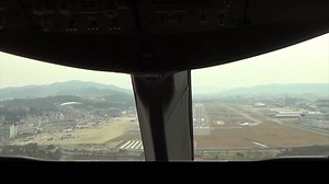 "The Landing" 先週の離陸動画に引き続き、コックピットからの着陸動画＠福岡空港です♪（B787-8・RWY16・1分20秒） これまでの離着陸動画はこちらから♪⇒http://ana.ms/1S5YDrZ ※操縦席後方の補助座席より、撮影スタッフが許可を得て撮影しております。 | ANA.Japan