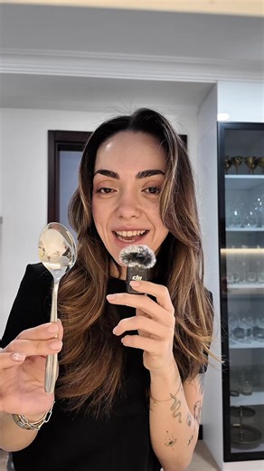 Bir Yemek Kaşığı ile American Cookie Tarifi 🍪 Bu videoda American cookie’yi klasik tariften biraz farklı şekilde, karamelize tereyağı kullanarak yaptım. Tereyağını karamelize ettiğinizde içindeki süt proteinleri hafifçe kavrulur ve cookie’ye çok daha derin, fındıksı bir aroma verir. Pastacılıkta buna brown butter denir. Bu tarifte ayrıca ölçüleri tartı kullanmadan, sadece yemek kaşığıyla verdim. Yani evde tartı olmasa bile doğru teknikle güzel bir cookie yapmak mümkün. Doğru yapılmış bir Americ