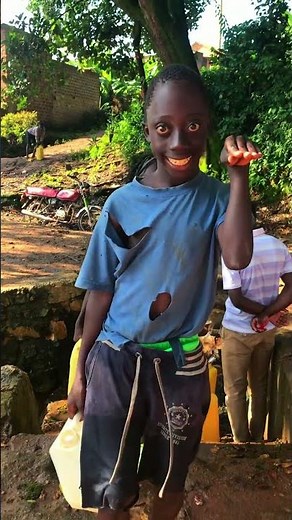 Je trouve le Tenge Tenge avec ses amis !! 😯 🇺🇬