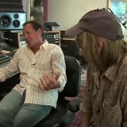 “When you came on to the show, your sensibility was automatically right.” Tom invites Gary Shandling into his home studio to chat about his time on The Gary Shandling Show. | Tom Petty & The Heartbreakers