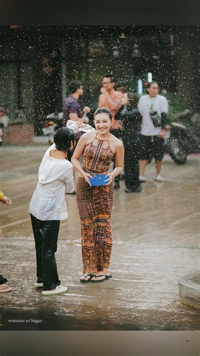သင်္ကြန်အန်အကြိုနေ့ @Bagan Myo Thu Hotel ရှေ့ရေပက် 💦💛 📸 Win Min Oo #ပုဂံမြို့သူ **Hypic Trending Water Festival Portrait AI Filter (Songkran Portrait / Tropical Cultural Travel Photo Trend) က သင့်ရဲ့င့်ရဲ့ festive elegance, natural walking pose နဲ့ Fresh Cultural Glow ကို Soft Outdoor Editorial Light အဖြစ် AI Smart Enhancement ဖြင့် သဘာဝကျကျ မြှင့်တင့်တင်ပေးင်ပေးမှာပါ 💦🌺 မူလမျက်နှာက်နှာသွင်ပြင်ပြင်၊ expression နဲ့ identity ကို မပြောင်းလဲဘဲ Water Festival mood, tropical floral atmosphere, sk