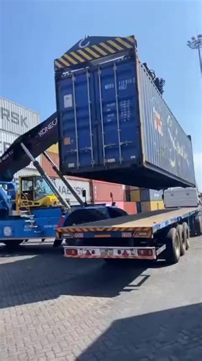 Dans la logistique internationale, le transit n’est pas une formalité, c’est une fonction stratégique. Un bon transitaire ne se contente pas de “faire passer des marchandises” : il assure la fluidité, la conformité et la rentabilité de chaque opération. Nous avons fait du transit un métier de précision et d’anticipation. Chaque dossier est traité avec une vision claire : 👉 Réduire les délais, 👉 Optimiser les coûts, 👉 Garantir la conformité douanière, 👉 Et surtout, protéger la réputation du c