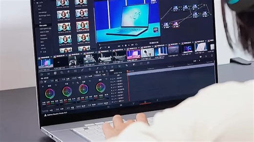 ROG笔记本电脑轻薄机身性能强劲，兼顾便携与高效，满足办公、创作及娱乐多场景需求，长时间使用流畅不卡顿，散热表现出色，带来舒适使用体验。