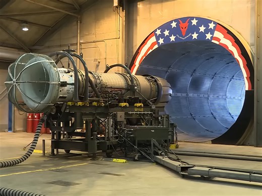 F-16 战斗机全加力状态下的发动机测试（在静音室中）