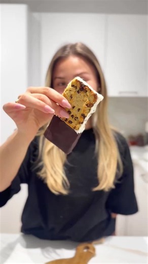 GLACE MAXIBON - sans crème, sans sucre raffinés & protéiné ✨🍦 Recette pour 2 gros MAXIBON Biscuit : 100g de poudre d’amande 100g de compote de pomme sans sucres 20g de farine d’avoine Un peu de pépites de chocolat Garniture : Skyr (saveur de votre choix) (300g environ) 1CS de sirop d’agave Enrobage : 30g de chocolat noir 70% fondu Quelques gouttes d’huile neutre pour liquéfier le mélange Et c’est tout !!! Tellement rapide et tellement bon 😍😍😍 #glace #maxibon #healthy #proteine #sanssucres
