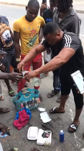 Group Of Men Force Foreign National To Drink His Own S*x Enhancement Concoction After He Tried To Sell It To Them 🤔👏👏 ___ #gharticles | Gh Articles