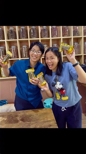 Winnowing process, manual grinding and chocolate molding for the guests from Japan and Manila.