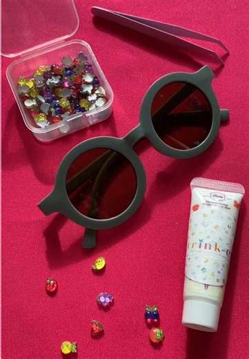 Decorando unos lentes 🤩💖🍋🍉🍇🍓!! . . . #decorando #manualidades #lentes #frutas #meridayucatanmexico #emprendimiento #trinkets #proceso