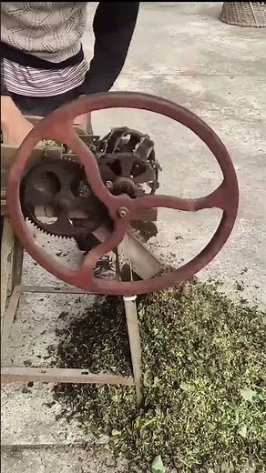 Hand-Cranked Chaff Cutter – Traditional Tool with Strong Cutting Power