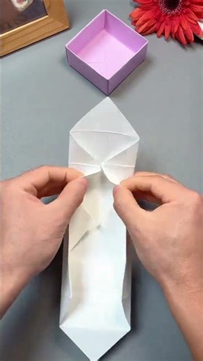 How to fold a square piece of paper into a beautiful and practical storage box without using glu