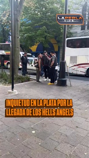 LOS HELLS ANGELS EN LA PLATA 🔥 La llegada masiva de motoqueros con chalecos de cuero, barbas tupidas y banderas con alas rojas revolucionó por completo la ciudad de La Plata. Son los #HellsAngels —“Ángeles del Infierno”—, la emblemática cofradía nacida en la posguerra estadounidense, que volvió a reunirse en el país después de más de una década. 🏍️ Según reportes locales, ya hay alrededor de 150 integrantes hospedados en el Hotel Grand Brizo y otros alojamientos céntricos, y se espera que en l