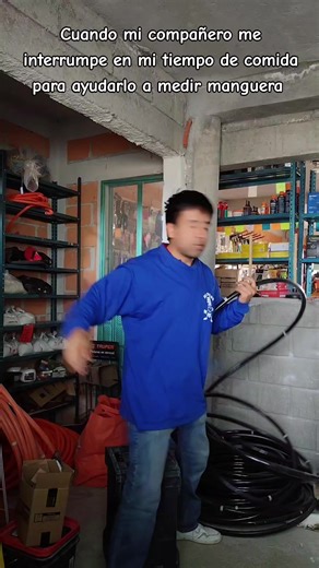 Ya ya el solo puede aparte ya traía mucha hambre así que hambriento no trabajo bien 😬. #humor #ferretero #ferreteria #compañerosdetrabajo #horadecomer