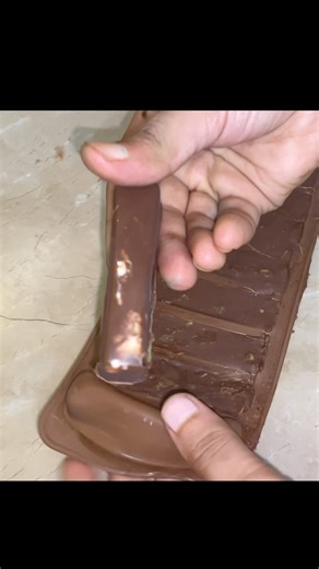 Samina Faisal Memon on Instagram: "Dubai viral chocolate 🍫 bars #foodimoodiwithsamina #foodimoodi #saminafaisal #trending #viraldubaichocolate"