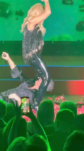 Σάκης Ρουβάς x Νατάσα Θεοδωρίδου - Σέξι θεία…Σάσα |Live@ΕΝΑΣΤΡΟΝ #sakis #rouvas #greece #theodoridou