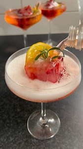 Ett litet tips på hur du enkelt kan piffa upp drinkarna till jul🍹🎄De är inte bara fina att titta på, utan de ger också en god smak! På videon hade jag alkoholfri smultroncider❤️ #baka #bakarecipeideas #bakasounds #bakavideor #bakaideer #bakamedmig #bakavideos #bakeacake #bakerecipes #bakeideas #bakewithme #bakecookies #bakebread #bakeacakewithme #fika #bakning #dessert #choklad #kaka #recept #christmas #christmasbakingideas #christmasbaking #christmasdessert #julbak #juldessert #nyårsdessert #