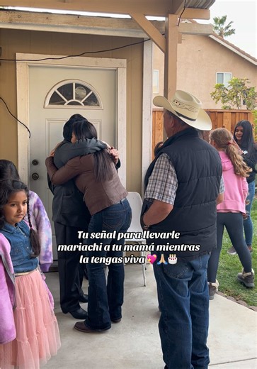 Celebrando a Mamá con Mariachi en su Cumpleaños