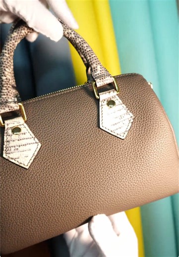 This Pewter Grey Togo bag with lizard leather accents is subtle yet undeniably luxurious. Pewter Grey is calm, timeless, and effortlessly elegant; paired with the delicate texture of lizard leather, the refinement instantly reaches another level—like a soft beam of light hidden within a grey sky. The contrast between Togo’s softness and the lizard’s fine detail creates a perfectly balanced sophistication—quiet, but impossible to overlook. Whether for work, meetings, or casual days, this bag will