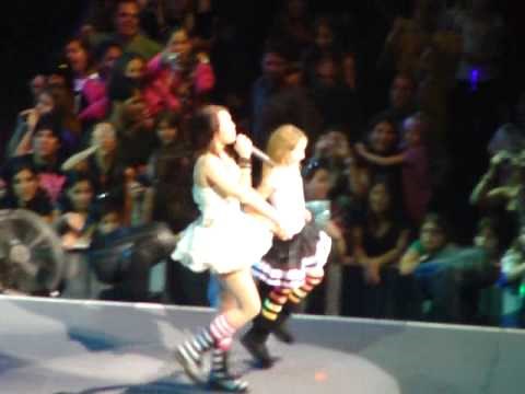 Hoedown Throwdown- Miley and Noah Cyrus dance off