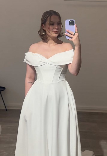 Uutuus puku🤍 Upea kevyt a-linjainen puku kreppiä. Kauniit offshoulder -olkaimet ja näkyvä korsetti. Puvusta löytyy myös taskut!✨ Mitä mieltä sä oot tästä puvusta?🫶🏼 #glamourbridal #häät #hääpuku #hääpukuliike #hääpukuliikehelsinki