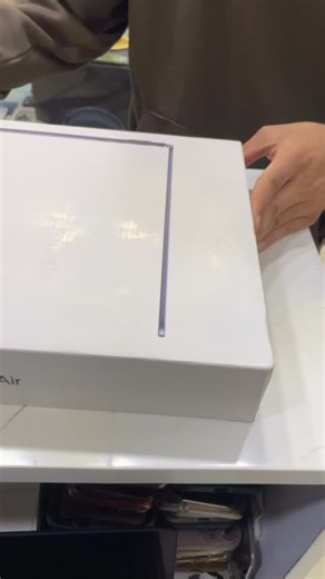Applestorepk 📲💻🖥️🖱️⌨️🎧 on Instagram: "Unboxing Macbook Air M4 Midnight #applestore.com.pk"