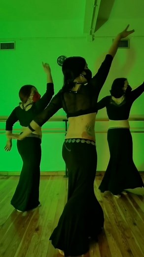 the amazing belly dancer doing her oriental dance from that is practiced all over the world notably in Egypt, the United Arab emirate (Dubai), Russia, Ukraine, Brazil, the united states, and India. This Arabic dance also known as Raqs Sharqi is also popularized by the singer Shakira. [ #bellydancesuperstars , #dancer , #bellydancersofinstagram , #bellydanceworkshop , #bellydancequeens , #bellydance , #bellydancesuperstars , #tablasolo , #bellydancer , #tablasolo , #orientalisimo , #orientaldance