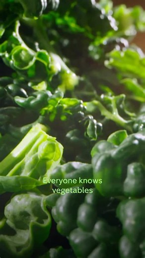 Here’s a simple kitchen hack that can quietly make your food more nutritious, without changing what you eat. Chopping cruciferous vegetables like broccoli triggers the formation of sulforaphane, which has been linked to better heart health and reduced cancer risk. But the enzyme that creates it is very sensitive to heat. If you cook broccoli immediately, much of this benefit is lost. Leaving it for around 10-40 minutes before cooking allows the reaction to complete, after which the compound beco