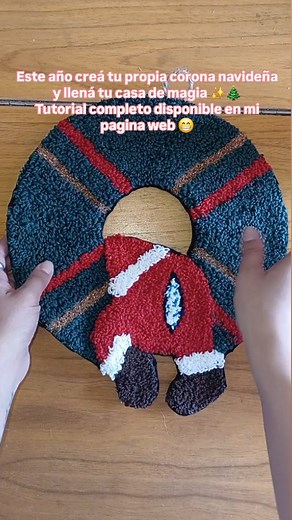 1.6K views · 38 reactions | ✨ Este año podés crear tu propia decoración navideña En este tutorial te enseño paso a paso cómo hacer una corona navideña 瑱 Ideal para darle un toque mágico y artesanal a tu hogar. 朗  El tutorial completo está disponible en mi página web #bordadomagico #punchneedle #navidadhechaamano #diynavidad #decoracionnavideña #hechoamano | Decorar.Lo | Facebook