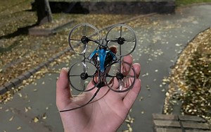 (最强moblite7)夜间穿梭在花园中 1s小飞机-和五寸完全不同的玩法，第一视角体验穿梭飞行的乐趣