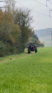 Traumtraktor: IHC 5488 🚜💚 Der IHC 5488 ist Sascha Kächs Traumtraktor, weil dieser der letzte und auch stärkste Standardtraktor von IHC war und er damit viele Stunden auf den kanadischen Feldern verbracht hat. Sascha Käch (52) ist Carrossier/Autolackierer aus Wynigen BE: «Meine Leidenschaft für Landtechnik, besonders für die Marke International Harvester Company (IHC), hat ihren Ursprung auf unserer Farm in Kanada. Der IHC 5488 ist mein TraumTraktor, weil dieser der letzte und auch stärkste Sta