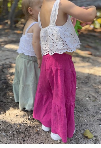 Twinning cuties! 👧👧💖 Our baby girls are rocking matching summer outfits 🌸☀️ Sleeveless lace tops elastic wide-leg pants = comfy & adorable 😍 #BabyFashion #SummerStyle #MomLife #CuteBabyClothes #toddlerfashion
