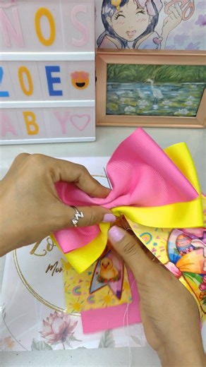 ✨🎀 Hola, hola Muñólogas y futuras Muñólogas 🎀✨ Hoy les comparto un nuevo tutorial paso a paso utilizando material de 💖 100063644105021:2048:Aly Creaciones Con Estilo 💖 📍 Ubicada en Quiroga, Michoacán 📦 Envíos nacionales e internacionales (incluye Canadá 🇨🇦 y Puerto Rico 🇵🇷) 💥💥Si estás viendo solo un fragmento de este video 👀✨ 👇👇👇 💬 Te dejo en los comentarios el link para que vayas al tutorial completo💥 🎀💕 Si te gusta lo que comparto: 💗 Sígueme 👍 Regálame tu like 💬 Déjame u