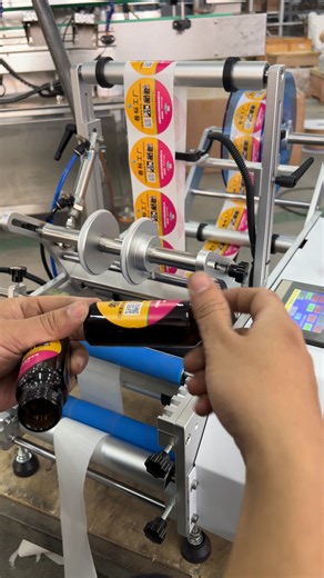 Semi-automatic round bottle labeling machine brown bottle | Henan Cyril Machinery Equipment Co.,LTD
