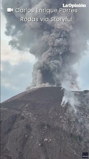 Turistas corren por sus vidas luego de que el volcán que escalaban entrara en erupción / La Opinión