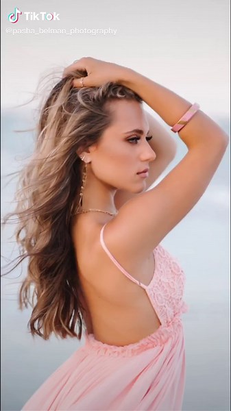 Senior Beach Photoshoot #seniorpictures #seniorphotos #photography #photographer #howtopose #portraits #poseidea #whattowear #model